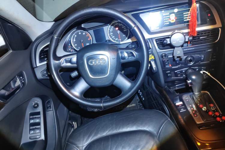 Used Audi A4L 2012 2.0 TFSI automatic Comfort trim level Steering Wheel