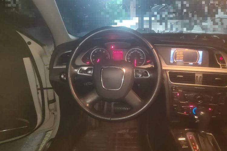 Used Audi A4L 2012 2.0 TFSI automatic Comfort trim level Steering Wheel