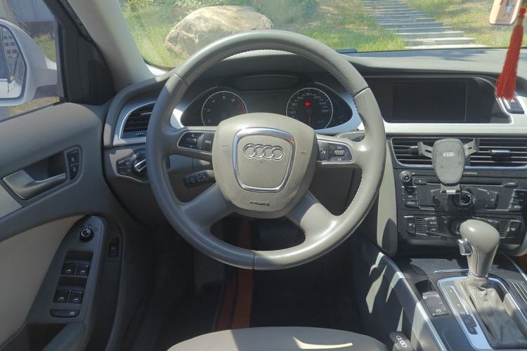 Used Audi A4L 2012 2.0 TFSI automatic Comfort trim level Steering Wheel