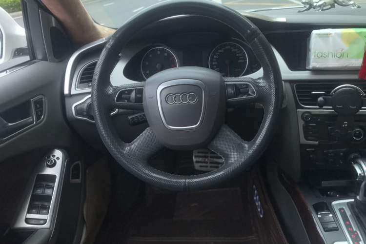 Used Audi A4L 2012 2.0 TFSI automatic Comfort trim level Steering Wheel