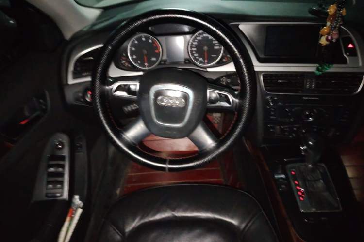 Used Audi A4L 2012 2.0 TFSI automatic Comfort trim level Steering Wheel