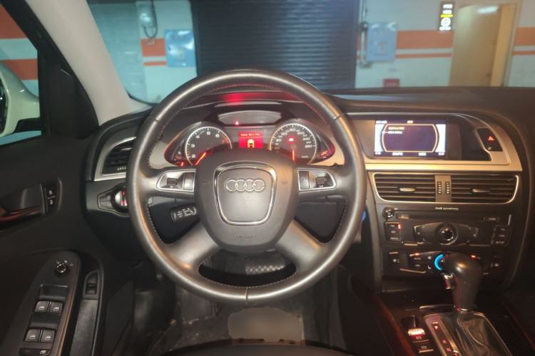 Used Audi A4L 2012 2.0 TFSI automatic Comfort trim level Steering Wheel