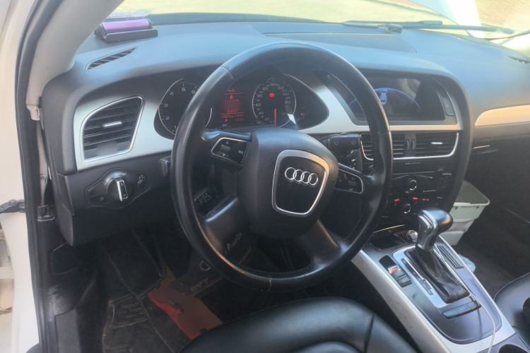 Used Audi A4L 2012 2.0 TFSI automatic Comfort trim level Steering Wheel