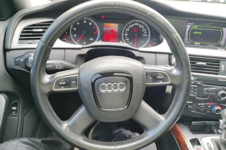 Used Audi A4L 2012 2.0 TFSI automatic Comfort trim level Steering Wheel