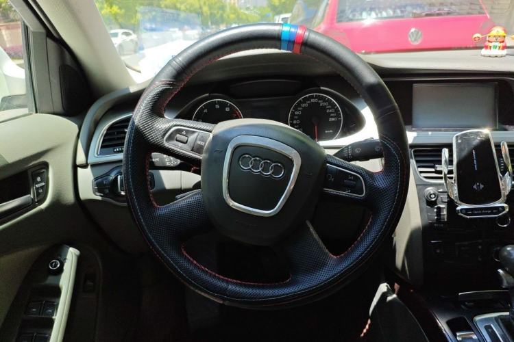 Used Audi A4L 2012 2.0 TFSI automatic Comfort trim level Steering Wheel