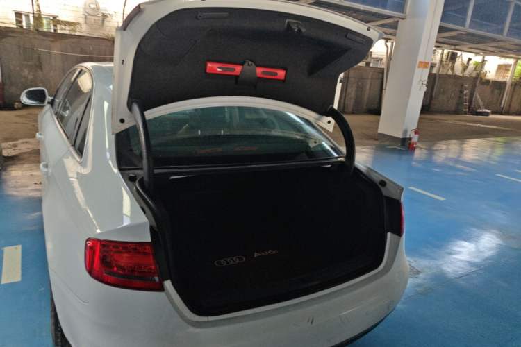 Used Audi A4L 2012 2.0 TFSI automatic standard version Trunk