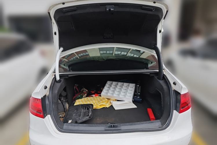 Used Audi A4L 2012 2.0 TFSI automatic standard version Trunk