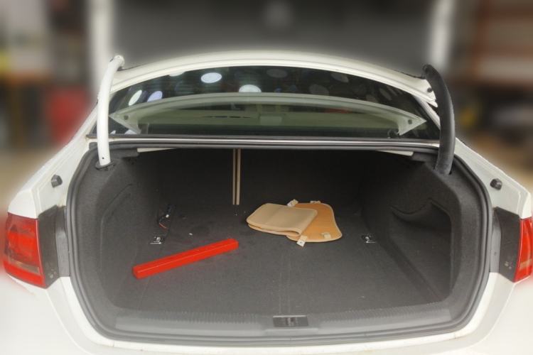 Used Audi A4L 2012 2.0 TFSI automatic standard version Trunk
