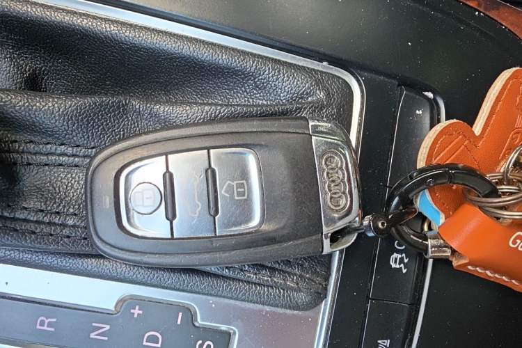 Used Audi A4L 2012 2.0 TFSI automatic Comfort trim level Vehicle Key