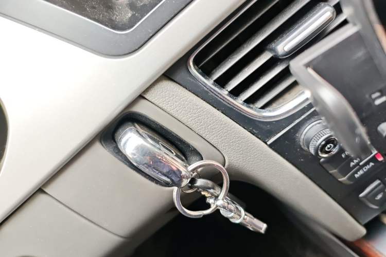 Used Audi A4L 2012 2.0 TFSI automatic Comfort trim level Vehicle Key