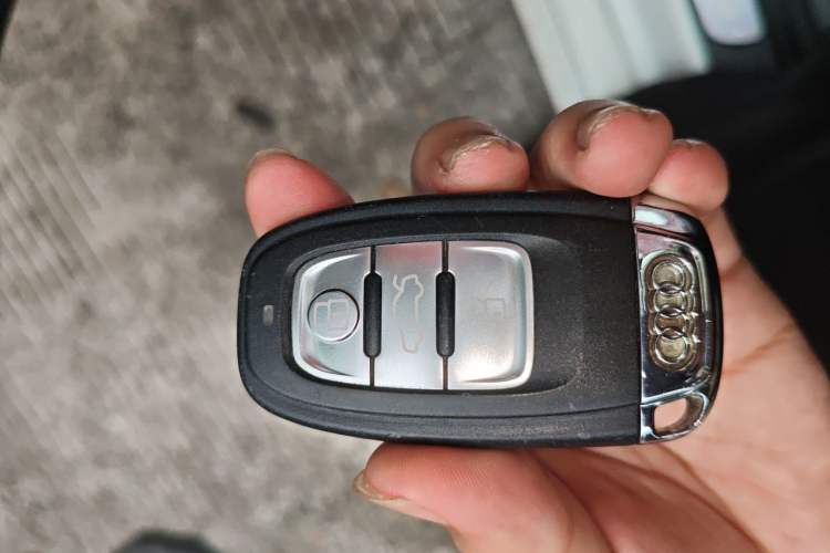 Used Audi A4L 2012 2.0 TFSI automatic Comfort trim level Vehicle Key