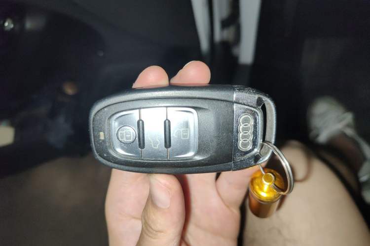 Used Audi A4L 2012 2.0 TFSI automatic Comfort trim level Vehicle Key