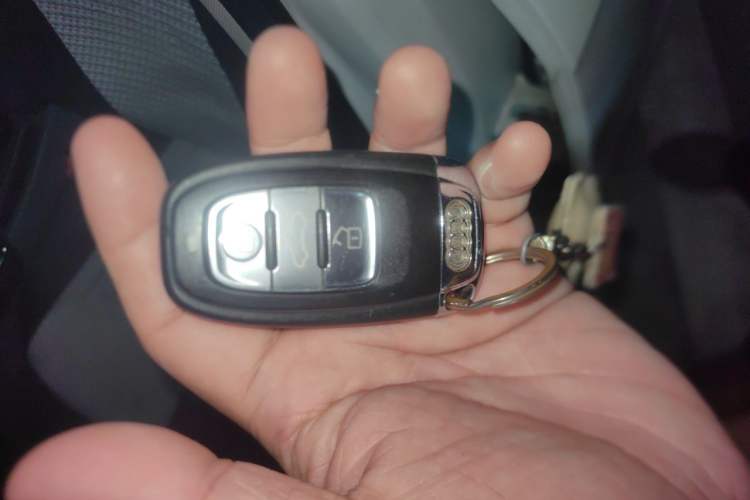 Used Audi A4L 2012 2.0 TFSI automatic Comfort trim level Vehicle Key