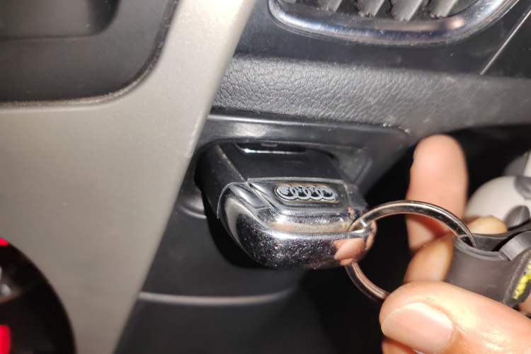 Used Audi A4L 2012 2.0 TFSI automatic Comfort trim level Vehicle Key