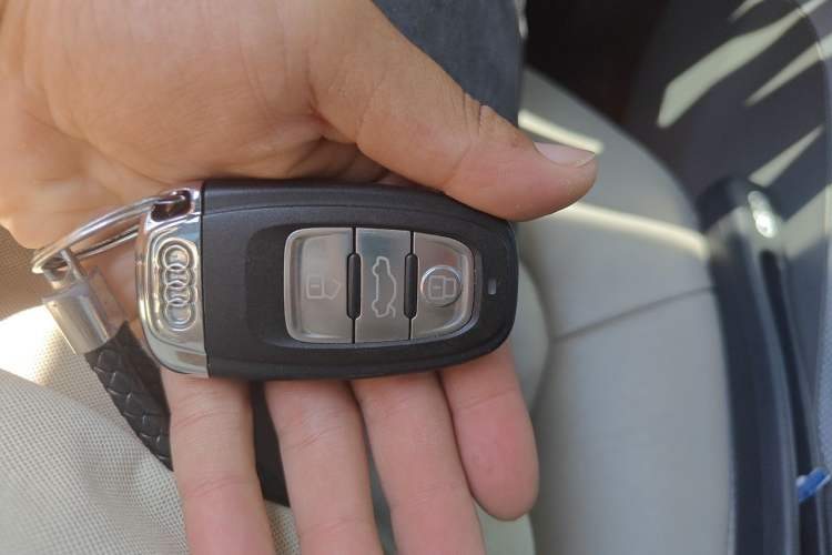 Used Audi A4L 2012 2.0 TFSI automatic Comfort trim level Vehicle Key