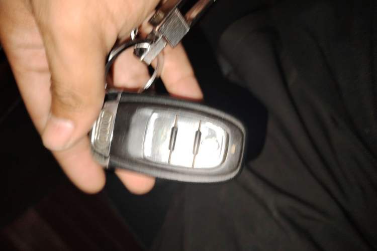 Used Audi A4L 2012 2.0 TFSI automatic Comfort trim level Vehicle Key