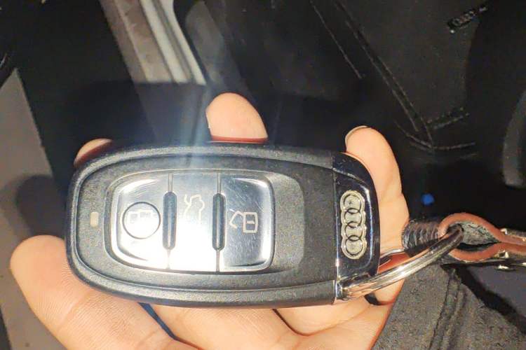 Used Audi A4L 2012 2.0 TFSI automatic Comfort trim level Vehicle Key