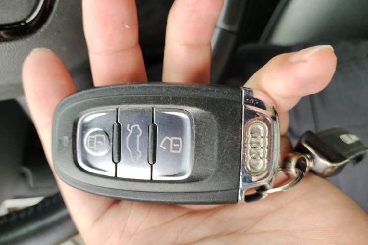 Used Audi A4L 2012 2.0 TFSI automatic Comfort trim level Vehicle Key