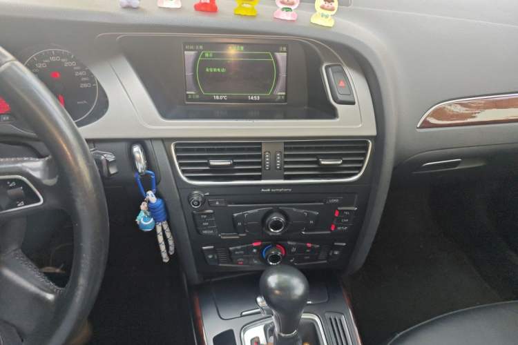 Used Audi A4L 2012 2.0 TFSI automatic Comfort trim level Audio And AC Panel