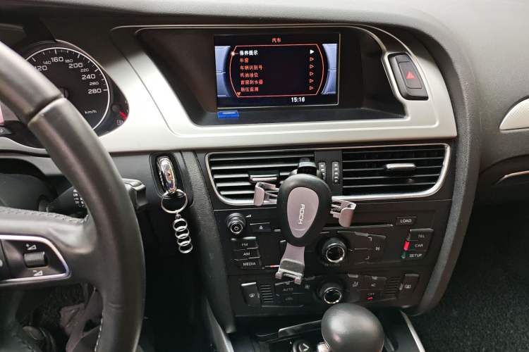 Used Audi A4L 2012 2.0 TFSI automatic standard version Audio And AC Panel