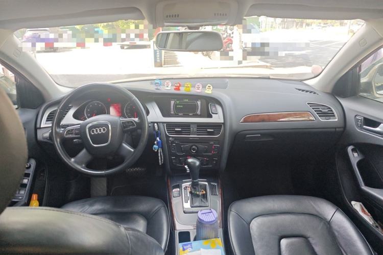 Used Audi A4L 2012 2.0 TFSI automatic Comfort trim level Center Console