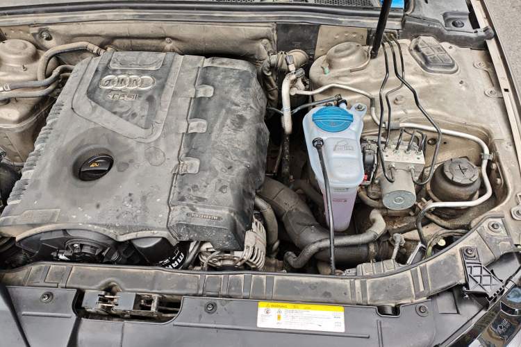 Used Audi A4L 2012 2.0 TFSI automatic standard version Engine Bay Left