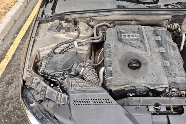 Used Audi A4L 2012 2.0 TFSI automatic standard version Engine Bay Right