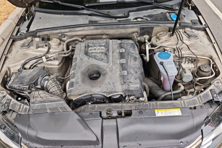 Used Audi A4L 2012 2.0 TFSI automatic standard version Engine Bay
