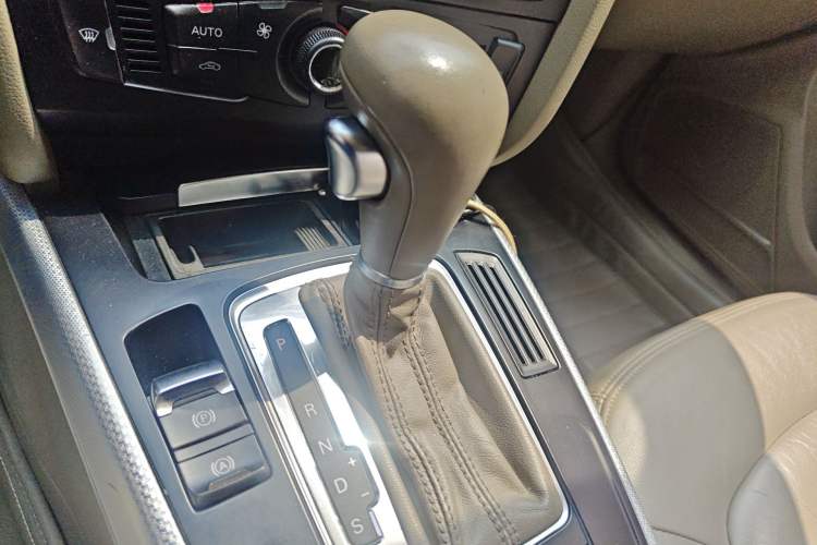 Used Audi A4L 2012 2.0 TFSI automatic standard version Gear Lever