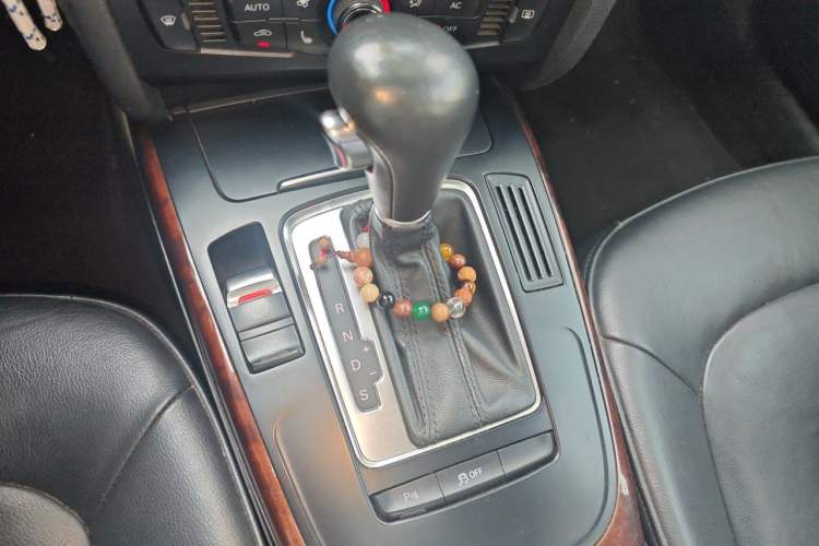 Used Audi A4L 2012 2.0 TFSI automatic Comfort trim level Gear Lever