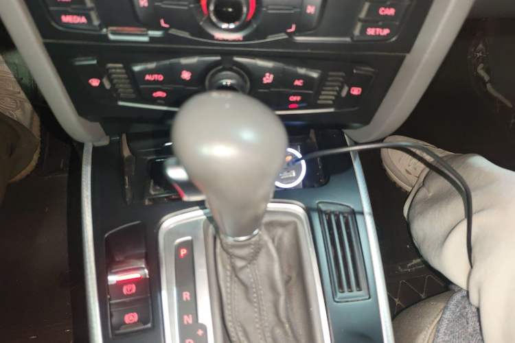 Used Audi A4L 2012 2.0 TFSI automatic standard version Gear Lever