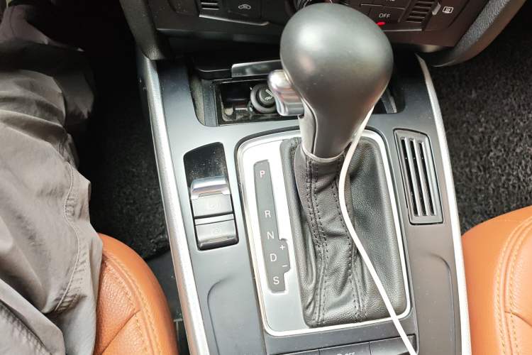 Used Audi A4L 2012 2.0 TFSI automatic standard version Gear Lever