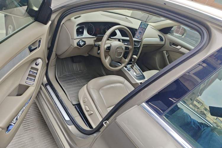 Used Audi A4L 2012 2.0 TFSI automatic standard version Interior 2