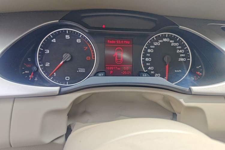 Used Audi A4L 2012 2.0 TFSI automatic standard version Odometer Close Up