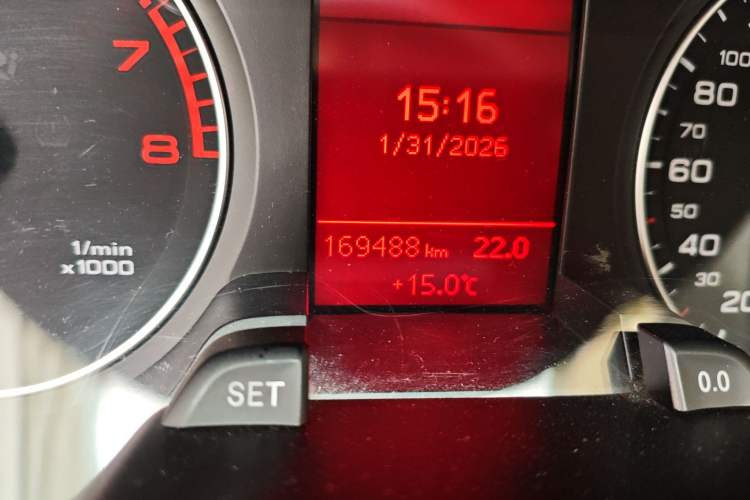 Used Audi A4L 2012 2.0 TFSI automatic standard version Odometer Close Up