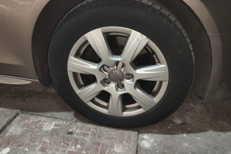 Used Audi A4L 2012 2.0 TFSI automatic standard version Right Front Wheel Hub