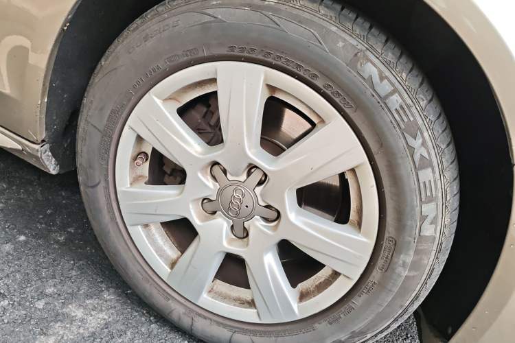 Used Audi A4L 2012 2.0 TFSI automatic standard version Right Front Wheel Hub