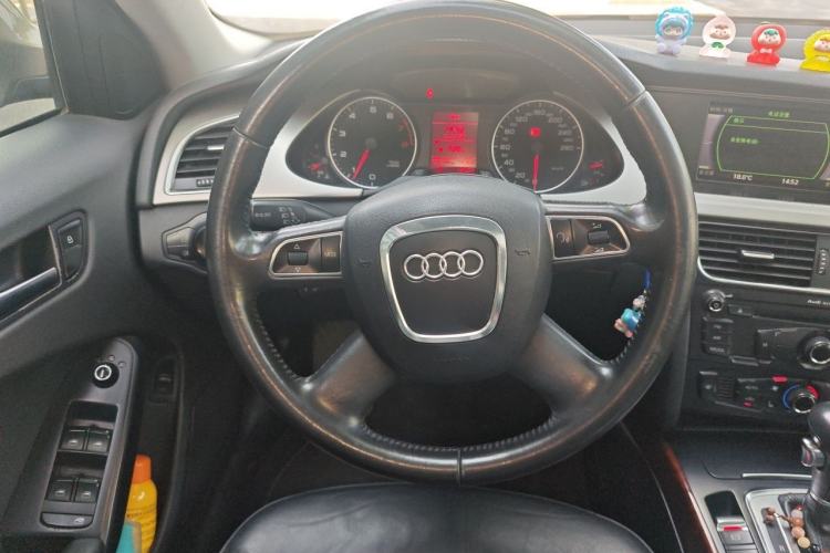 Used Audi A4L 2012 2.0 TFSI automatic Comfort trim level Steering Wheel