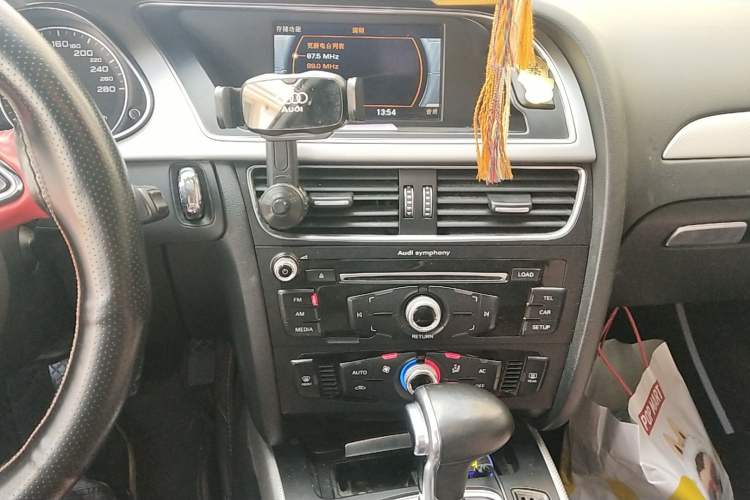 Used Audi A4L 2013 35 TFSI Automatic Standard Model Audio And AC Panel