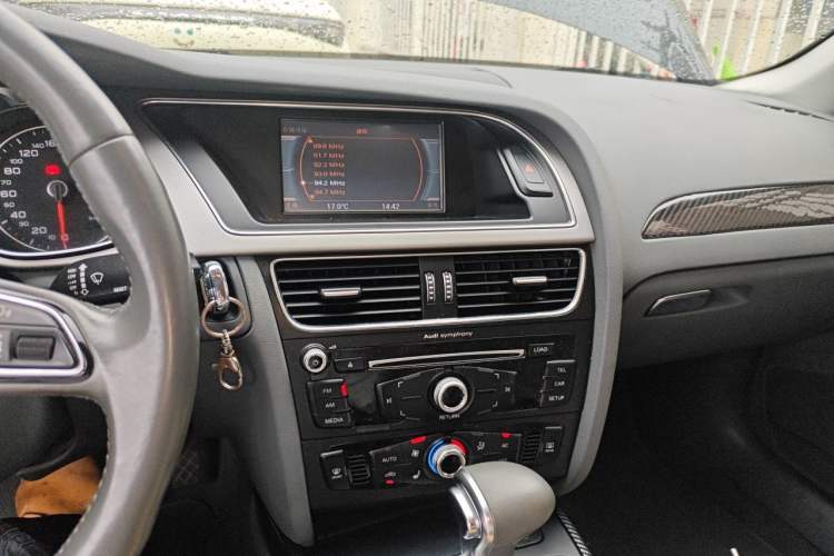Used Audi A4L 2013 35 TFSI Automatic Comfort Model Audio And AC Panel
