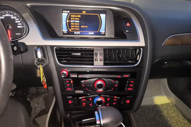 Used Audi A4L 2013 35 TFSI Automatic Comfort Model Audio And AC Panel