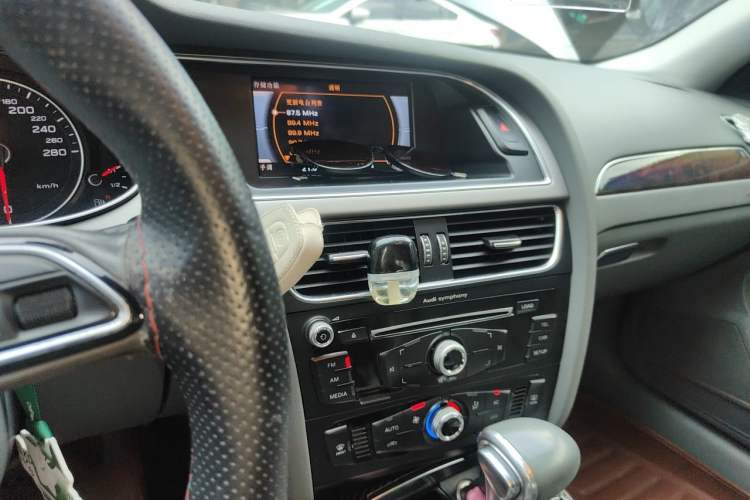 Used Audi A4L 2013 35 TFSI Automatic Comfort Model Audio And AC Panel