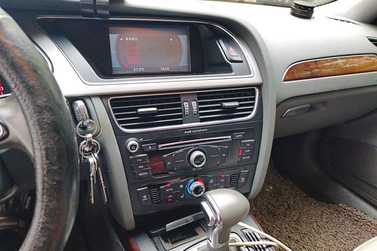 Used Audi A4L 2013 35 TFSI Automatic Standard Model Audio And AC Panel