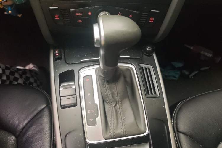 Used Audi A4L 2013 30 TFSI Automatic Comfort Model Gear Lever