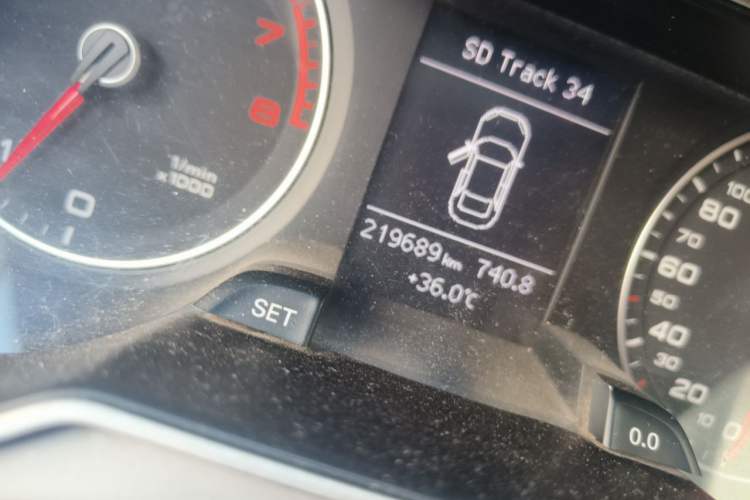Used Audi A4L 2013 30 TFSI Manual Comfort Model Odometer Close Up