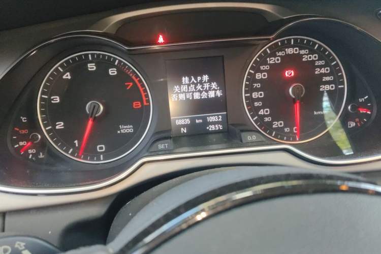 Used Audi A4L 2013 35 TFSI Automatic Technology Edition Odometer Close Up