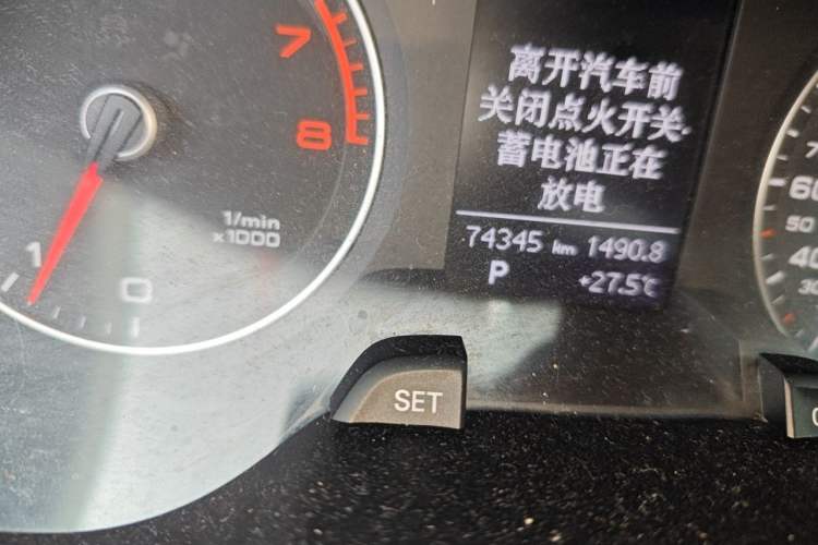 Used Audi A4L 2013 35 TFSI Automatic Comfort Model Odometer Close Up