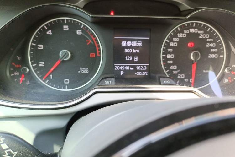 Used Audi A4L 2013 35 TFSI Automatic Standard Model Odometer Close Up