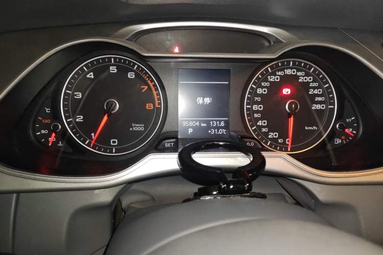 Used Audi A4L 2013 35 TFSI Automatic Standard Model Odometer Close Up