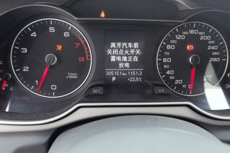 Used Audi A4L 2013 35 TFSI Automatic Standard Model Odometer Close Up